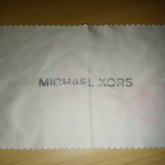 Michael Kors Sunglasses with case and wipe - Picture 5 of 5